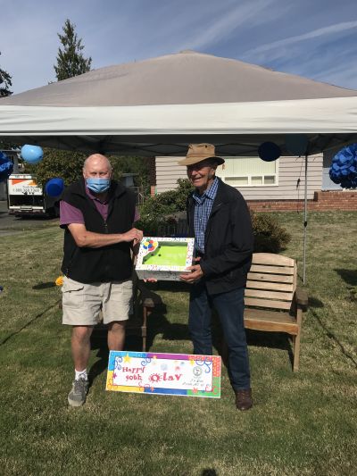 Pat Kelly presenting the cake to Olav.